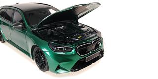 BMW M5 TOURING - 2024 - GREEN METALLIC Minichamps 1:18 Metallmodell mit zu öffnenden Hauben und Türen!